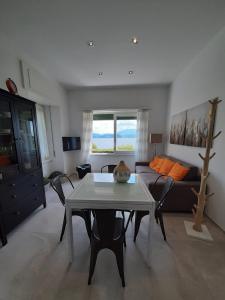 Posezení v ubytování BMP APARTMENT GIOIOSA 2 giardino vista Lago Maggiore