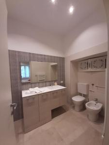 Koupelna v ubytování BMP APARTMENT GIOIOSA 2 giardino vista Lago Maggiore