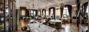 Reštaurácia alebo iné gastronomické zariadenie v ubytovaní Hotel Traugutta3