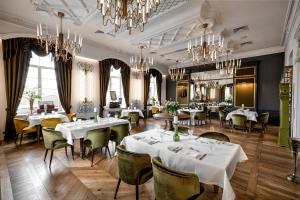 Reštaurácia alebo iné gastronomické zariadenie v ubytovaní Hotel Traugutta3