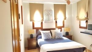 A bed or beds in a room at Attic apartment in Vera Beach with wifi and air-conditioning Még 37 kép