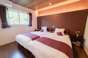 Postel nebo postele na pokoji v ubytování BEVERLY HILLS VILLA Miyakojima Resort