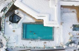 una vista sul tetto di una piscina coperta di neve di Hotel Post a Kaltenbach
