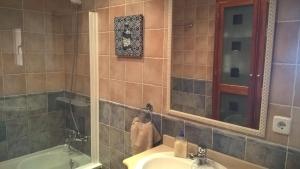 A bathroom at Attic apartment in Vera Beach with wifi and air-conditioning