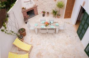 Elle offre une vue sur la terrasse dotée d'une table et de chaises. dans l'établissement Sa Lluna, à Santanyí