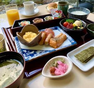 小坂町にあるホテル小坂ゴールドパレスの盛り付けのテーブル