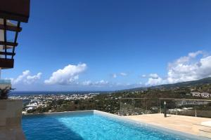 Bazen v nastanitvi oz. blizu nastanitve Alicia's Sky flat on the heights with nice view on the sea and Papeete