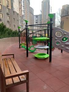 une aire de jeux avec des équipements verts dans une ville dans l'établissement Апартаменты в Аркадии-42 Жемчужина, à Odessa