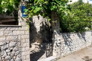 uma parede de pedra com um portão em Apartment Wild Orange em Dubrovnik