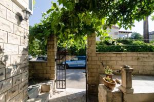 un accès à un bâtiment en briques avec un portail avec des plantes dans l'établissement Apartment Wild Orange, à Dubrovnik