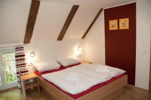 a bedroom with a large bed with white sheets at Bettmann regional Einkaufen & Bauernhofurlaub in Ennigerloh