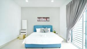 Tempat tidur dalam kamar di Desaru Home Feel Theme by Joyfully 13M1