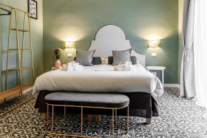 een slaapkamer met een groot bed met een grote witte sprei bij La Lu cozy rooms 2 - Self check-in in Pisa