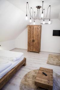 ミシュコルツにあるA Házのベッドルーム1室(ベッド1台、木製テーブル付)
