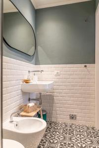 bagno con lavandino e specchio di La Lu cozy rooms 2 - Self check-in a Pisa