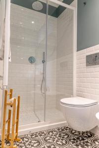 een witte badkamer met een douche en een toilet bij La Lu cozy rooms 2 - Self check-in in Pisa