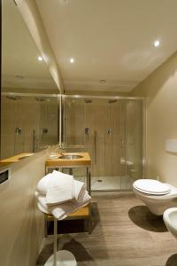 e bagno con servizi igienici, lavandino e doccia. di Hotel Norden Palace ad Aosta