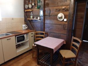 Kuchyň nebo kuchyňský kout v ubytování Farmica, Bed&Breakfast, Bazen izdvojen nekoliko minuta hoda
