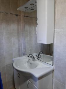 Koupelna v ubytování Farmica, Bed&Breakfast, Bazen izdvojen nekoliko minuta hoda