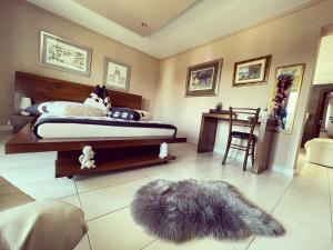 Schlafzimmer mit einem Bett und einem pelzigen Teppich in der Unterkunft Apartment Klet in Sisak