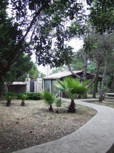 una pasarela en un parque con árboles y plantas en Casavacanze Natura, en Módica