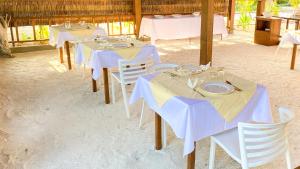 מסעדה או מקום אחר לאכול בו ב-Aagali Beach