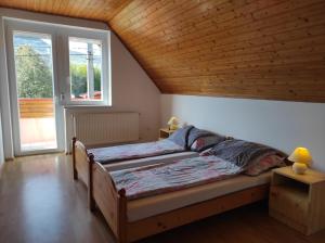 um quarto com uma cama e um tecto em madeira em Badacsony Apartmanház em Badacsonytomaj