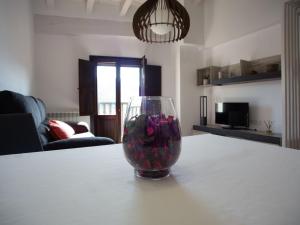 un jarrón con flores en él sentado en una mesa en Apartamento Subida Las Torres en Albarracín