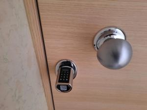 eine Tür mit einem Türknauf und einer Schlüsselsteuerung in der Unterkunft Dro Suite in Dro