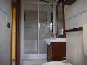 サヴォーナにあるAppartamento Nizzaのバスルーム(シャワー、洗面台、トイレ付)