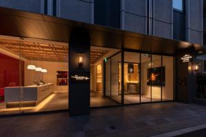 東京にあるThe Kanzashi Tokyo Asakusaのガラス窓のある建物正面