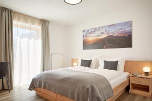 um quarto com uma cama grande e uma janela grande em Residence Settsass em Calfosch