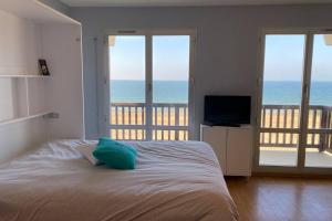 1 dormitorio con 1 cama y vistas al océano en Joli studio en front de mer - CABOURG, en Cabourg