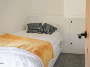 Katil atau katil-katil dalam bilik di Sunny Mount Cottage