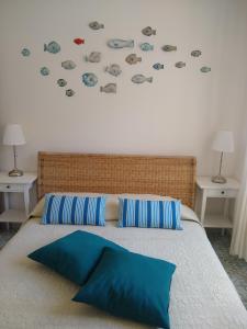 een slaapkamer met een bed met 2 kussens bij Soleluna in Capri