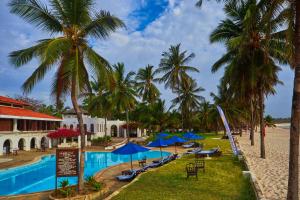 Piscina de la sau aproape de Jacaranda Indian Ocean Beach Resort