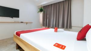 RedDoorz Plus @ Boni Avenue Mandaluyong tesisinde bir odada yatak veya yataklar