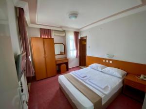 فندق أماندا في كيمير: غرفة الفندق بسرير ومرآة