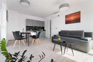 隱海市的住宿－Apartamenty Lambert Ustronie Morskie，客厅配有沙发和桌椅