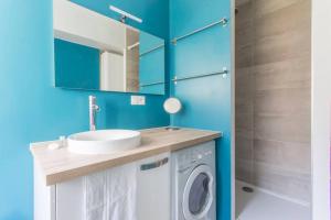 uma casa de banho com uma máquina de lavar roupa e um lavatório em Zen Studio Les Thermes - Challes Centre - Parking em Challes-les-Eaux