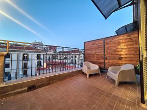 A balcony or terrace at City Focus Apartments Napoli