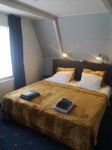 1 dormitorio con 1 cama con 2 toallas en Hotel Restaurant Boschlust, en Oudemirdum