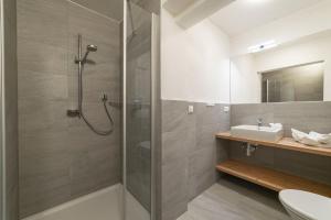 bagno con doccia e lavandino di Residence Ortlerhof a Prato allo Stelvio