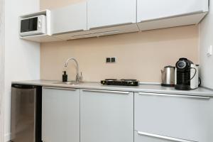 
A kitchen or kitchenette at Business Apartments Warsaw Mokotów by Renters
