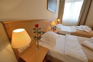 Posteľ alebo postele v izbe v ubytovaní Hotel Alpejski