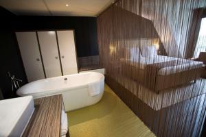 Postel nebo postele na pokoji v ubytování City Hotel Gouda, WorldHotels Crafted Collection