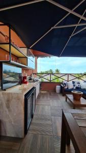 a kitchen with a large blue roof with a table at Belíssimo apartamento em Barra Grande Cobertura Villas BobZ 101 m2 com Vista Para o Mar, Barrinha, Barra Grande-PI in Barrinha