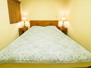 Postel nebo postele na pokoji v ubytování Rhiz Guest House Tebet