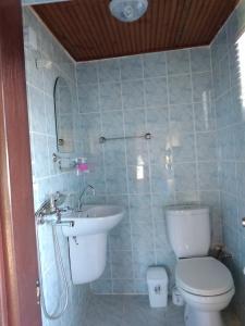 a bathroom with a toilet and a sink at Deniz Yıldızı Pansiyon in Akçakoca