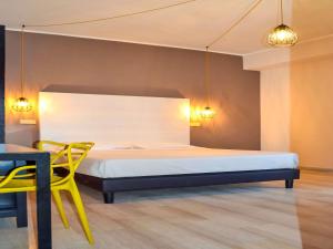 Postel nebo postele na pokoji v ubytování ibis styles Trani